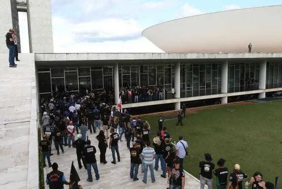 Manifestantes tentam invadir a Câmara em protesto contra reforma da Previdência