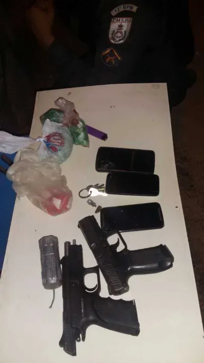 Pistolas foram apreendidas após intenso confronto