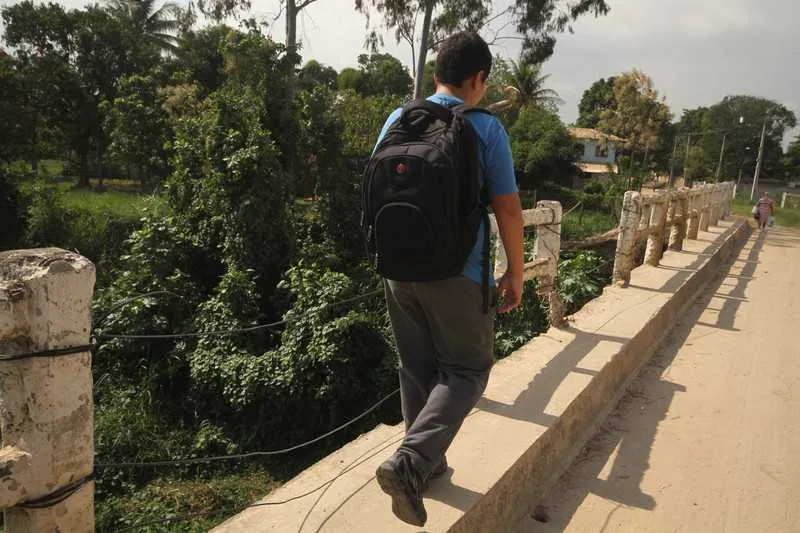 Algumas partes das grades de proteção da ponte foram ‘substituídas’ por fios de arame farpado