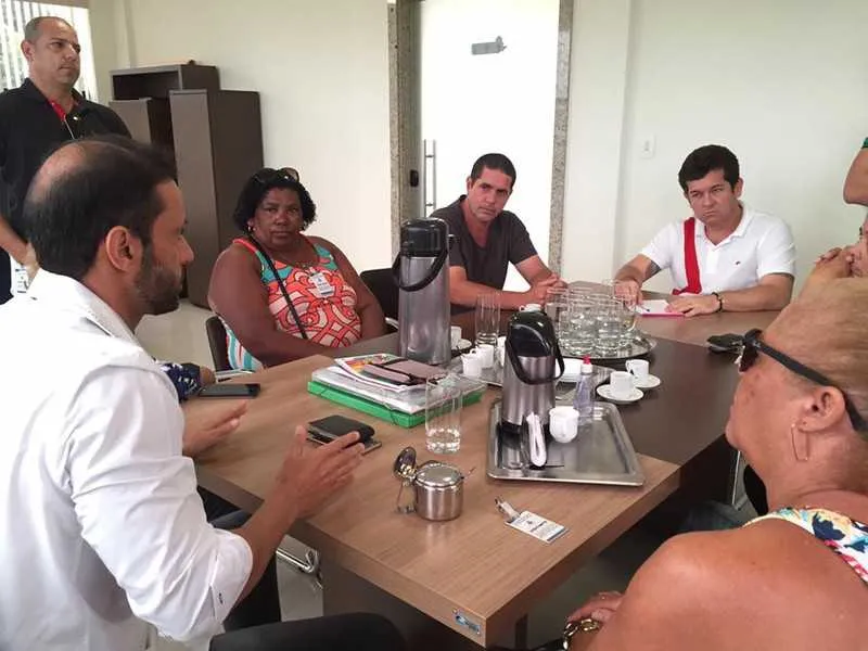 Renatinho se reuniu com os donos de quiosques e sugeriu um acordo com o Ministério Público