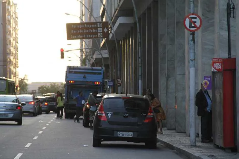 A falta de fiscalização permite que motoristas parem sobre as faixas destinadas aos pedestres