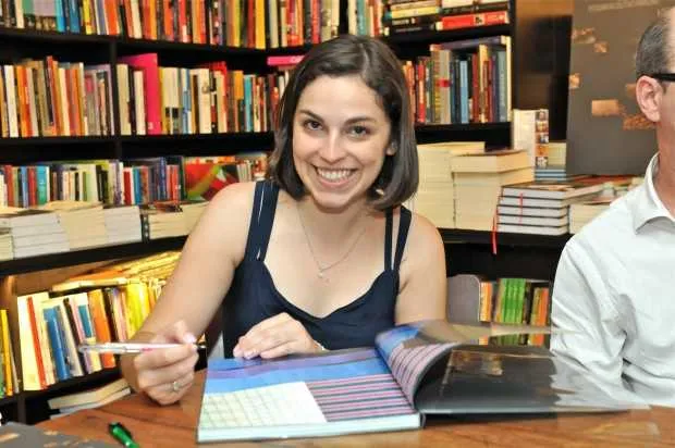 "O louco de palestra: E outras crônicas urbanas" é como todas as outras obras de Vanessa Barbara: irresistível. Com humor único e uma pitada de escárnio e sensibilidade, a premiada jornalista e escritora traz uma coletânea de crônicas sobre o cotidiano em um bairro paulistano. Escritas à moda "Rubem Braga", as crônicas trazidas na obra pela escritora paulista são do tipo que fazem rir ao mesmo tempo que emocionam. 