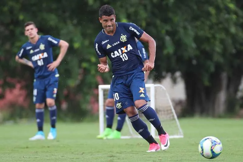 Ederson, que não joga desde o ano passado corre por fora para ficar com a vaga no meio de campo