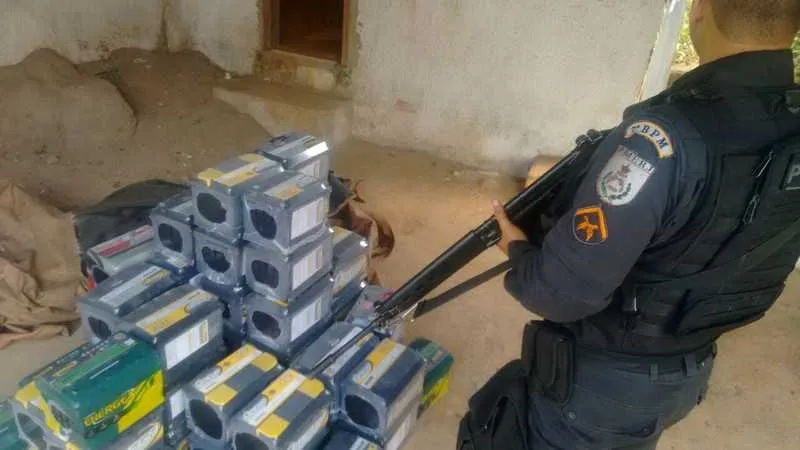 Bandidos conseguiram fugir com parte da carga de baterias
