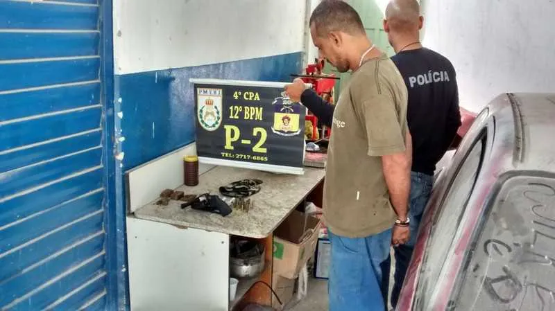 Com Alex, PMs encontraram um revólver calibre 38 e maconha