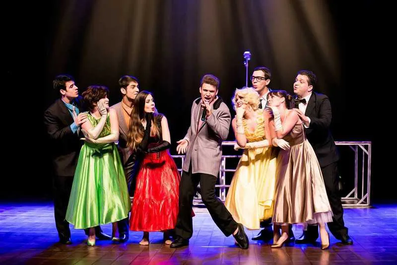 Os ingressos custam R$50, e a classificação é 12 anos. 