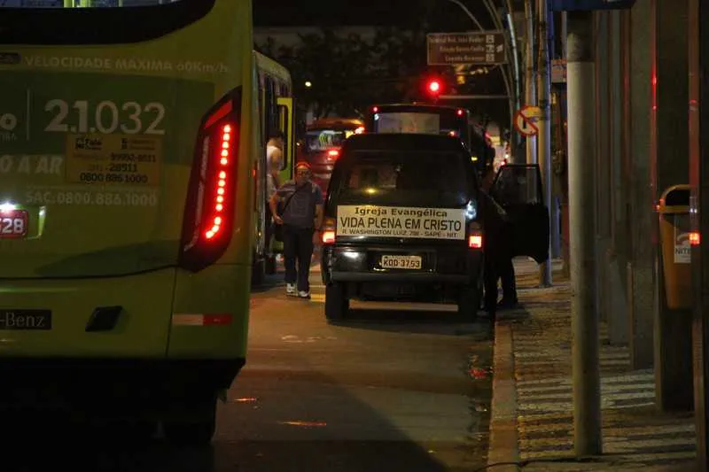  Na Amaral Peixoto, principal rua do Centro, a ‘farra’ dos maus motoristas continua livremente
