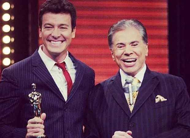 Rodrigo Faro voltará às telonas para dar vida a ninguém mais, ninguém menos, que o “dono do baú” Silvio Santos. No filme “Nada a Perder”, cinebiografia do bispo Edir Macedo, o ator e apresentador interpretará aquele que é declaradamente uma de suas fortes inspirações. A informação foi confirmada pelo próprio Rodrigo Faro através de um vídeo, em seu perfil no Instagram.