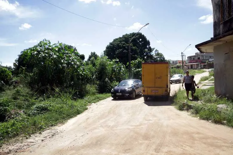  A falta de pavimentação e de saneamento básico são problemas antigos, segundo moradores