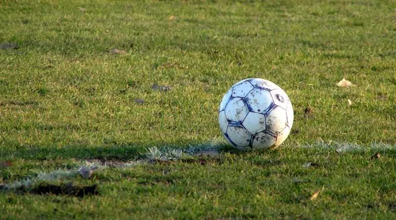 A bola está “rolando solta” em dois campos do município