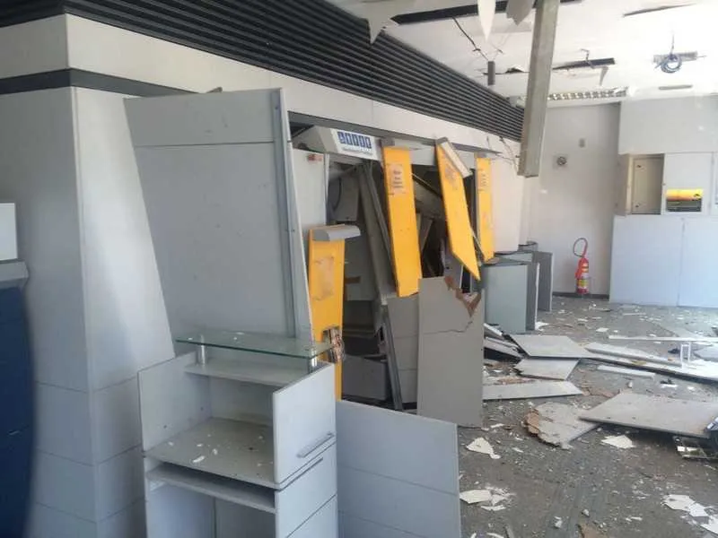 Ataque criminoso destruiu a fachada da agência bancária e danificou três caixas eletrônicos