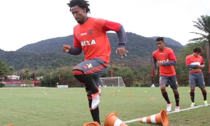  Rafael Vaz está na mira de Zé Ricardo para setor defensivo