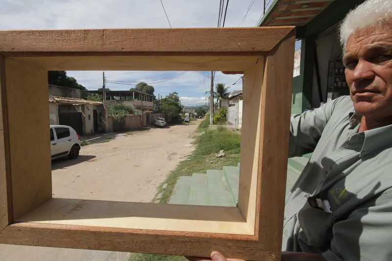 Retrato do abandono: morador Jairo José Alves mostra a situação de falta de estrutura