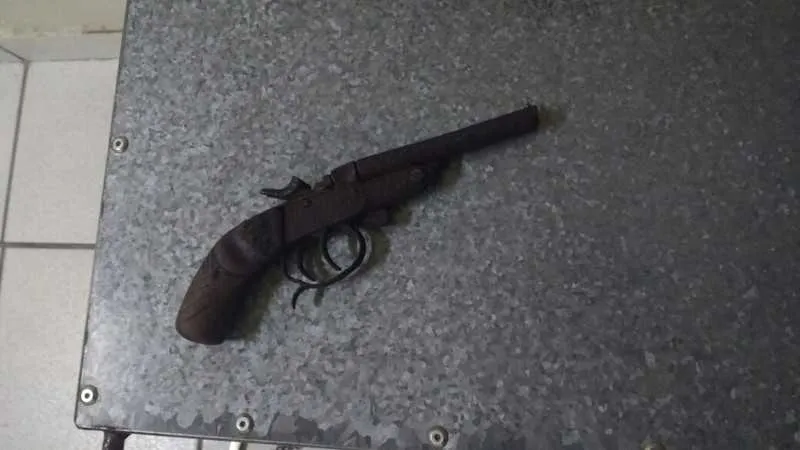 Durante as buscas, PMs apreenderam carro que pode ter sido usado nos crimes e recuperaram pertences das vítimas