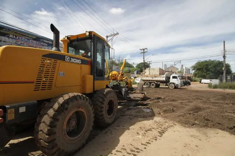 Na manhã de quinta-feira, um caminhão da empresa Construcap fez o nivelamento de terra