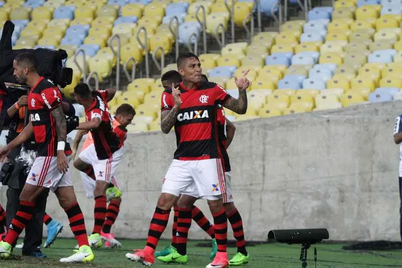 Guerrero comemora gol que garantiu a vitória do Rubro-Negro e a vaga na final do Cariocão