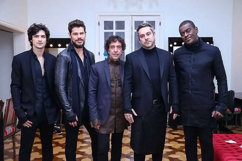 Normalmente, quem chama a atenção nas passarelas de moda são as belas modelos. Mas o estilista Ricardo Almeida mostrou que não é bem assim. Ele abriu as portas de sua própria casa, em Jardim Europa, em São Paulo, para mostrar a nova coleção de inverno de sua grife. Entre os modelos, ele convidou Alexandre Nero, José Loreto, Gabriel Leone e o cantor Seu Jorge.