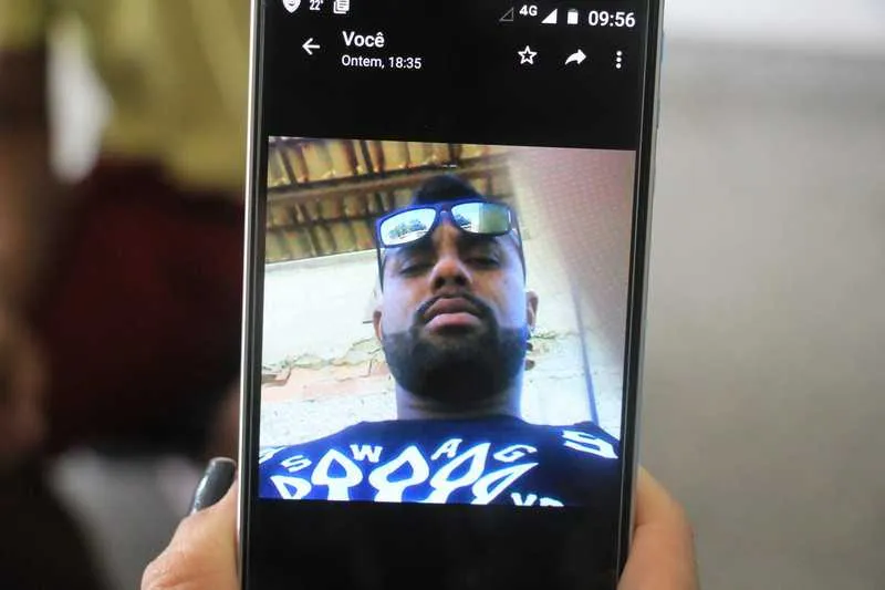Familiares e amigos deram o último adeus a Giliard no Cemitério São Miguel, na tarde de ontem