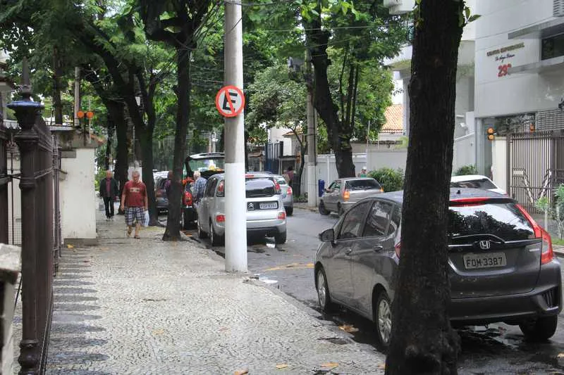 Sem vagas, motoristas estacionam veículos em locais ilegais