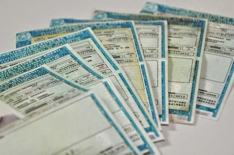 Os motoristas devem entregar as carteiras ao Detran em 10 dias