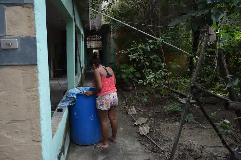  Moradores de Vila Moradores são obrigados a recorrer periodicamente a caminhões-pipa para suprir suas necessidades2 estão há meses sem água
