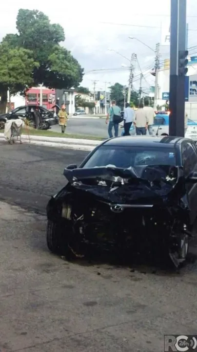 Carros colidiram de frente