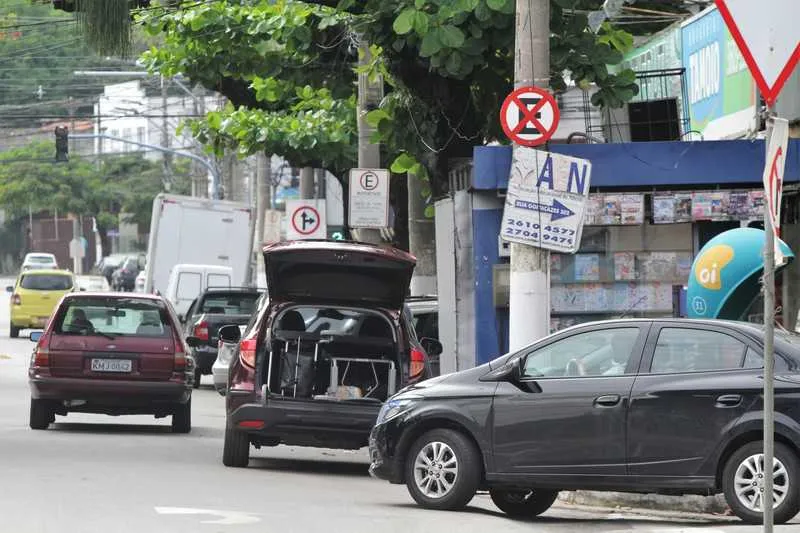 24 04 Estacionamento irregular na Av Rui Barbosa em São Francisco