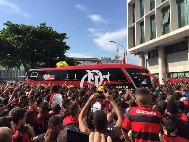 Torcedores do Fla lotaram o aeroporto Santos Dumont ontem