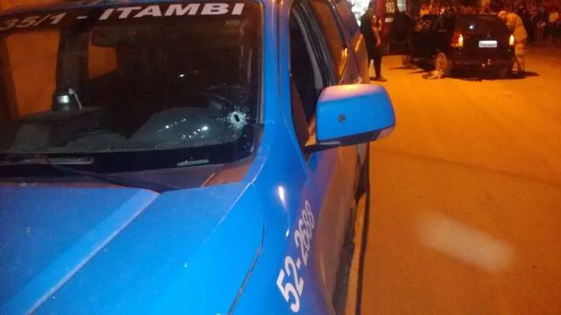 Viatura foi atingida, mas policiais saíram sem ferimentos da ação