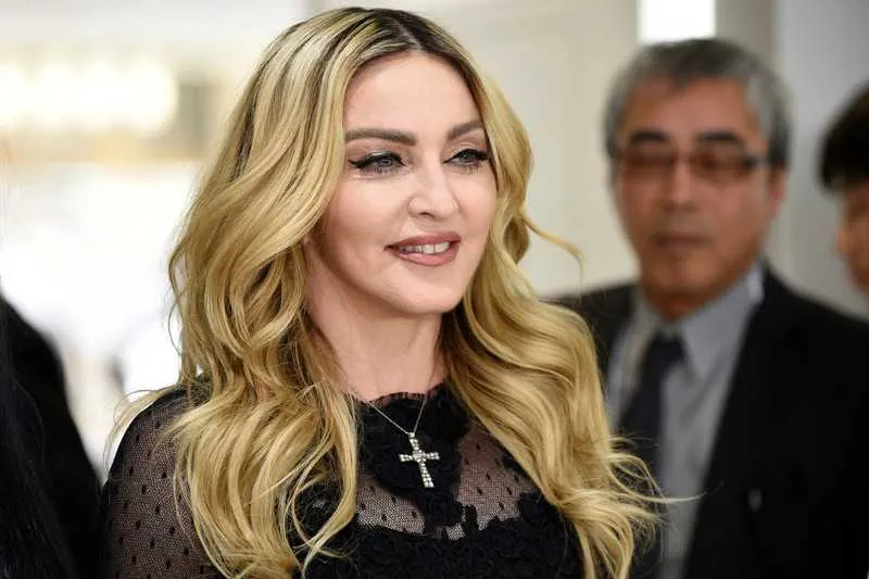 Madonna pode ganhar uma cinebiografia. Os boatos que estão rondando o mundo da música indicam que a Universal vai produzir o filme "Blonde Ambition", produção de Elyse Hollander que trata da vida da rainha do pop. No ano passado, o roteiro foi alçado à primeira colocação da Black List de Hollywood. A obra faz um paralelo entre a carreira, desde os anos 80, quando a cantora lançou o primeiro álbum, e até sobre a vida amorosa da artista.

