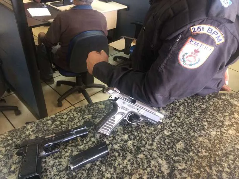 Na ação, PMs apreenderam duas pistolas que estava com a dupla que atirou contra a viatura no interior da comunidade
