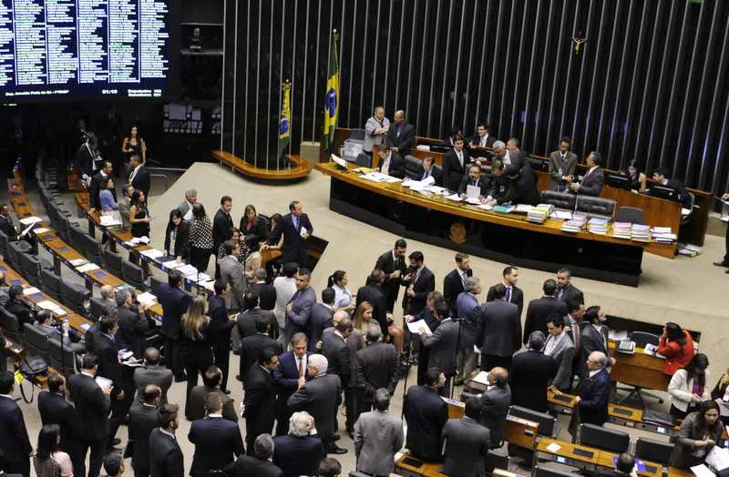 O relatório foi aprovado na Câmara dos Deputados por 27 votos a 10 e nenhuma abstenção