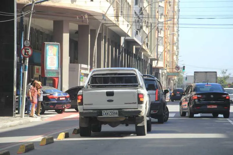 Carros param irregularmente em horários diferentes e em qualquer período na Avenida Amaral Peixoto