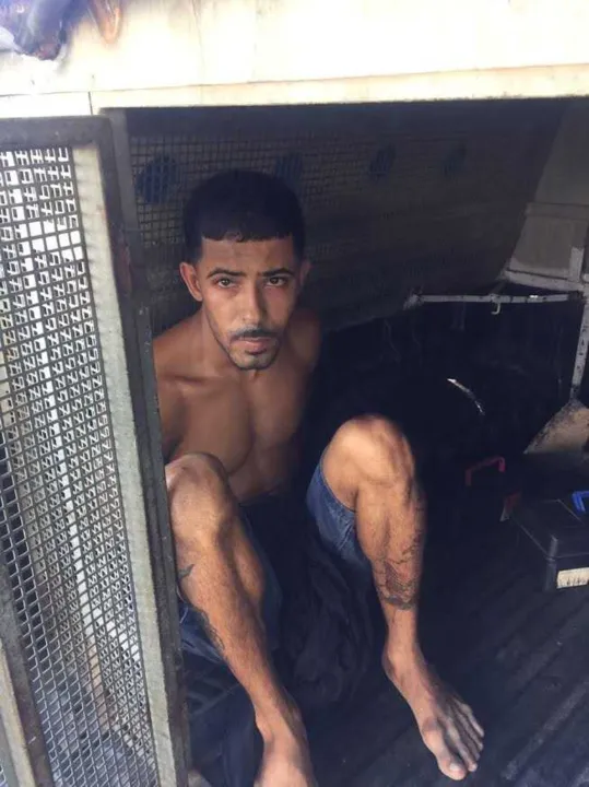 Robson foi flagrado no momento em que passava mercadorias roubadas para um carro de passeio