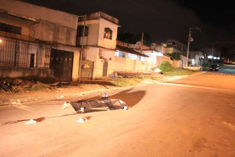 Ao lado do corpo, os policiais encontraram um capacete