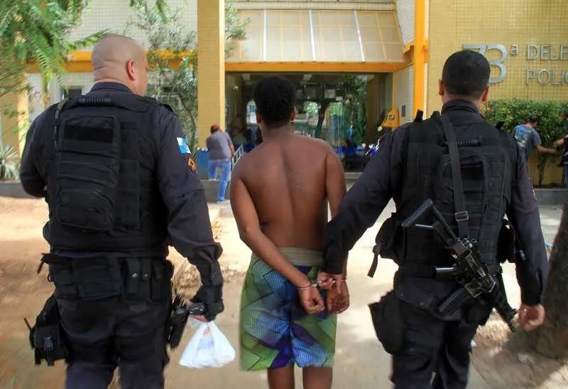 Adolescente foi flagrado por PMs com cocaína e maconha