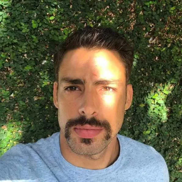Para seu novo personagem, Cauã Reymond adotou um bigodão e ganhou apelidos dos seus fãs, após publicar uma foto com o novo visual no Instagram. Alguns internautas compararam Cauã a Seu Madruga, do "Chaves", e até com Fred Mercury. "Parece um ator pornô dos anos 70", brincou uma fã.