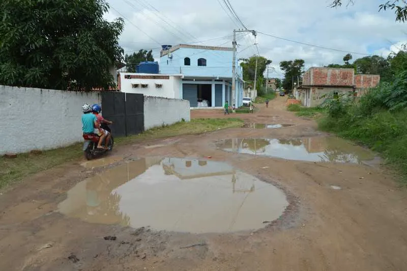 Na Rua Antônio de Souza, por exemplo, bolsões de água da chuva se formam por falta de asfalto