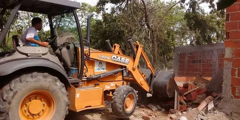 Agentes destruíram construções ilegais em área de preservação