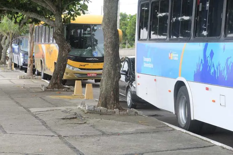 Flagrante de irregularidade: carro frente a rampa de acesso de deficientes na Av. Litorânea
