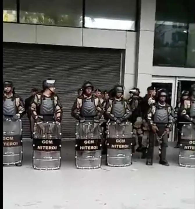 Guardas municipais fazem a segurança de quem acessa o serviço das Barcas