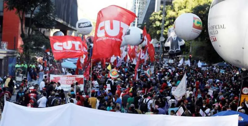 Imagem ilustrativa da imagem Trabalhadores aderem à greve geral e fazem protestos em várias cidades