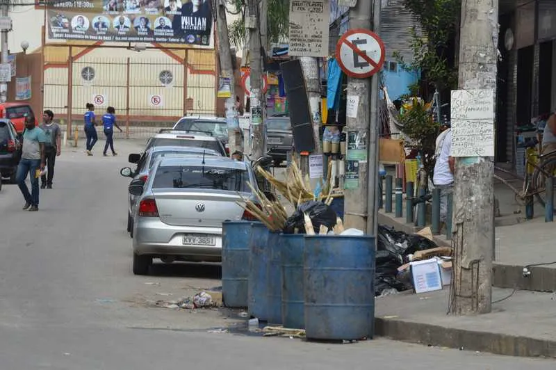 Motoristas estacionam veículos irregularmente ao longo de várias vias do centro comercial do bairro