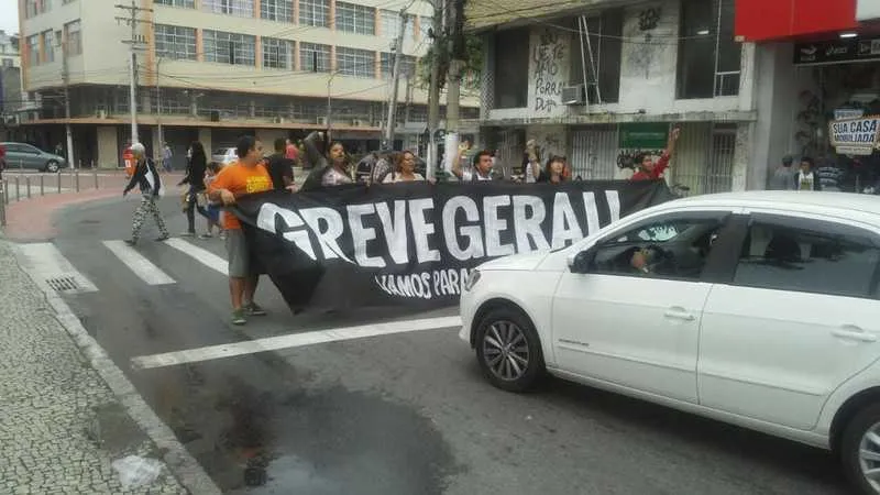 Os manifestantes fizeram caminhada e também impediram a circulação de veículos na cidade