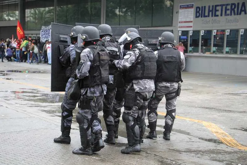 A manifestação em Niterói teve momentos de tensão quando PMs do Batalhão de Choque inter

