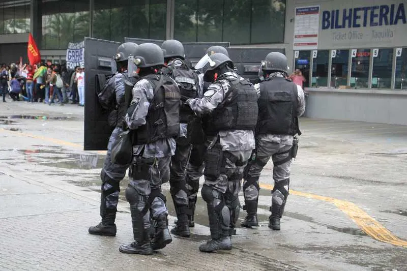 A manifestação em Niterói teve momentos de tensão quando PMs do Batalhão de Choque inter

