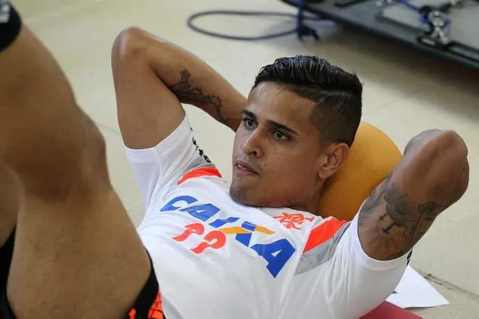 O meia Everton fez exercícios, ontem, na academia do CT