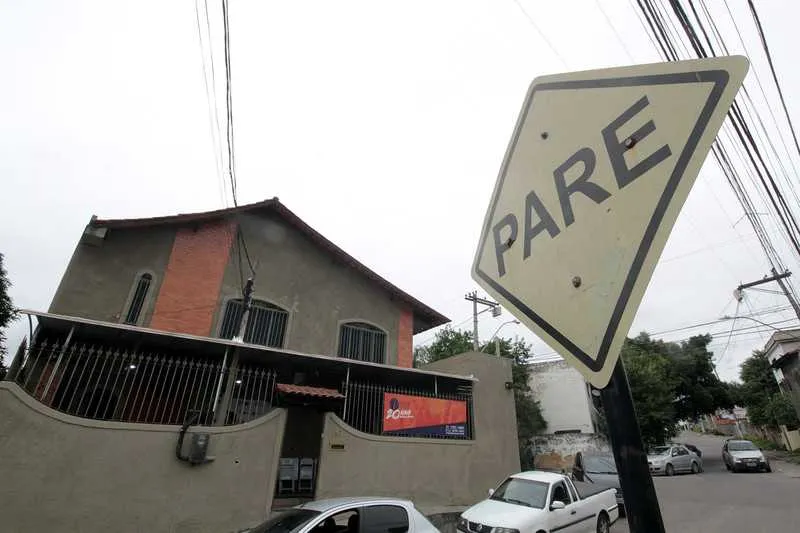 Os criminosos cortaram a grade de proteção e danificaram alarme

