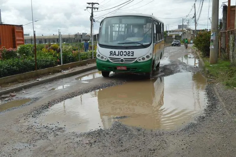 

Com passagem constante de caminhões e ônibus, a via fica cada vez mais esburacadas na região