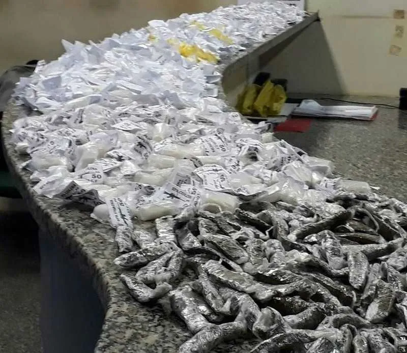 Policiais apreenderam 1,8 mil cápsulas de cocaína e 200 trouxinhas de maconha em um tonel